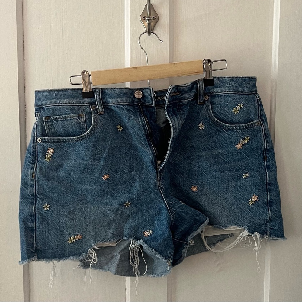 AMERICAN EAGLE DAISY SHORTS - Size 16 denim shorts with embroidered flowers